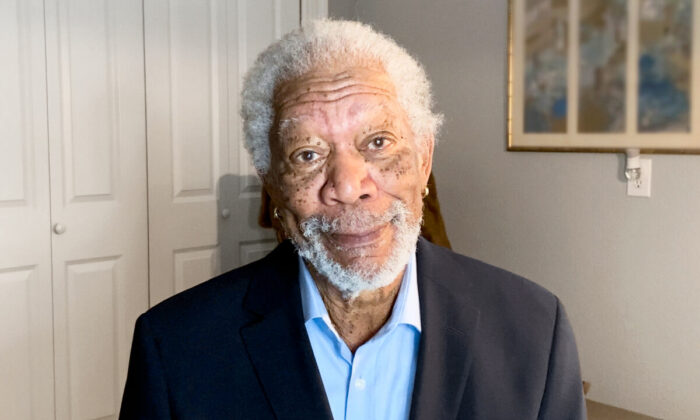 Morgan Freeman s&rsquo;oppose au définancement de la police et déclare : « La plupart d&rsquo;entre eux sont des gars qui font leur travail »
