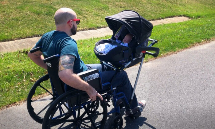Des lycéens inventent un adaptateur pour bébé pour le fauteuil roulant d&rsquo;un papa qui a perdu la capacité de marcher