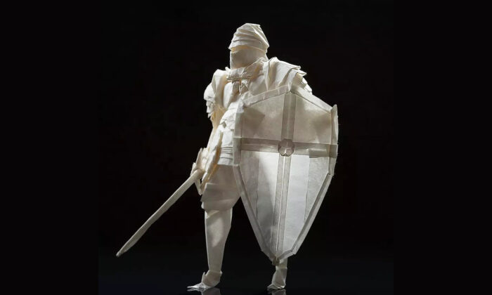 Un maitre de l&rsquo;Origami crée un étonnant chevalier médiéval avec épée et bouclier à partir d&rsquo;un simple morceau de papier