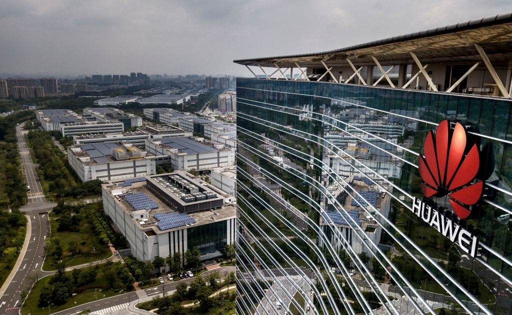 Huawei a versé 500.000 dollars à Tony Podesta pour faire pression sur la Maison Blanche