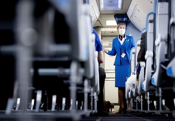 L’avion s’apprêtait à décoller… un couple positif au Covid-19 arrêté après avoir fui un hôtel de quarantaine aux Pays-Bas