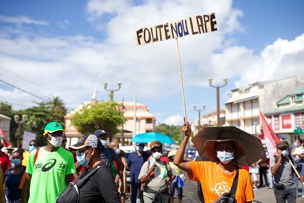 Guadeloupe : incidents pendant le premier jour de grève générale illimitée contre les mesures sanitaires