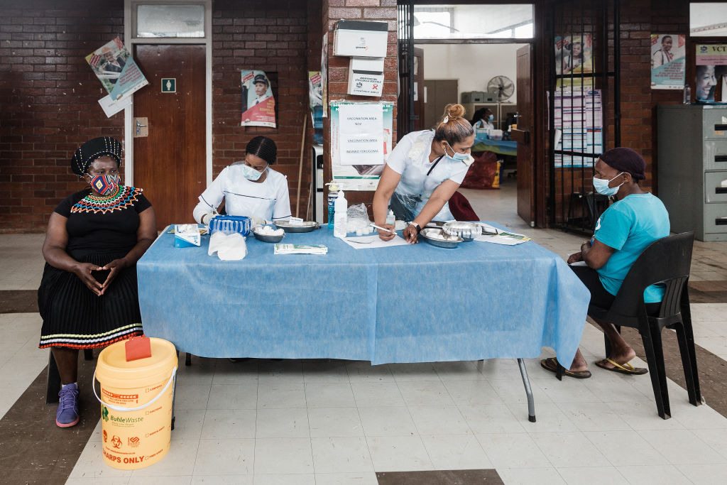 Le variant Omicron provoque des symptômes inhabituels mais bénins, selon l&rsquo;Association des médecins sud-africains