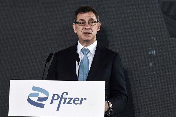 Covid-19 : le patron de Pfizer n&rsquo;exclut pas un vaccin multi-variant à l&rsquo;automne