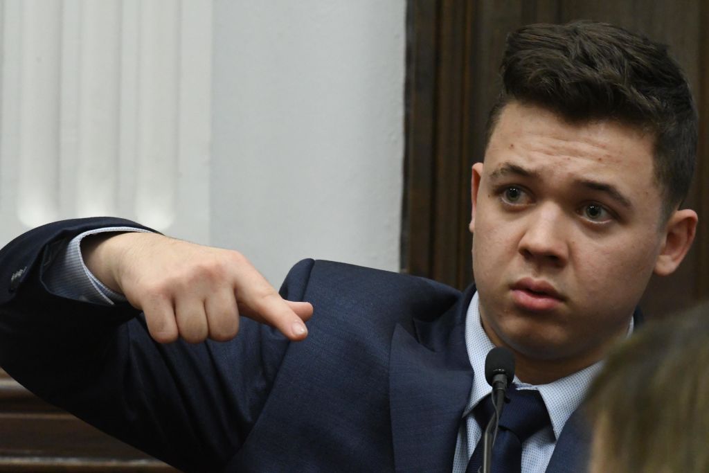 La désinformation sur l&rsquo;affaire Kyle Rittenhouse inonde les médias sociaux et les chaînes de télévision