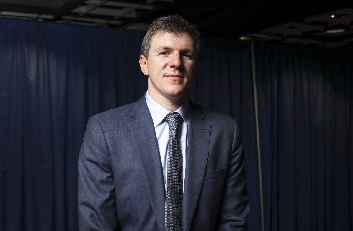Le fondateur de Project Veritas menotté et plaqué au mur lors d’une descente du FBI chez lui