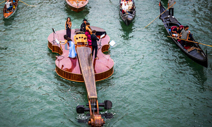 Un sculpteur de Venise crée un violon géant de 12 mètres de long qui flotte sur le Grand Canal
