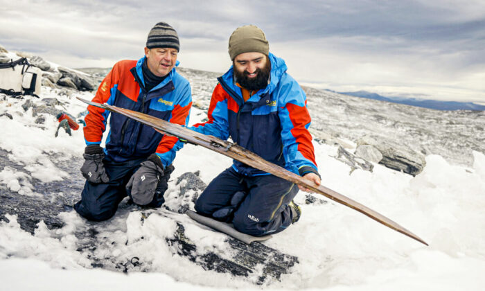 Des archéologues spécialisés dans les glaciers découvrent un ski en bois vieux de 1 300 ans avec des lanières en cuir en Norvège