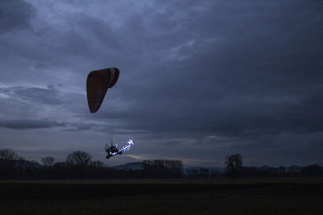 En Alsace, un habitant transforme son paramoteur en traîneau du père Noël pour voler dans le ciel