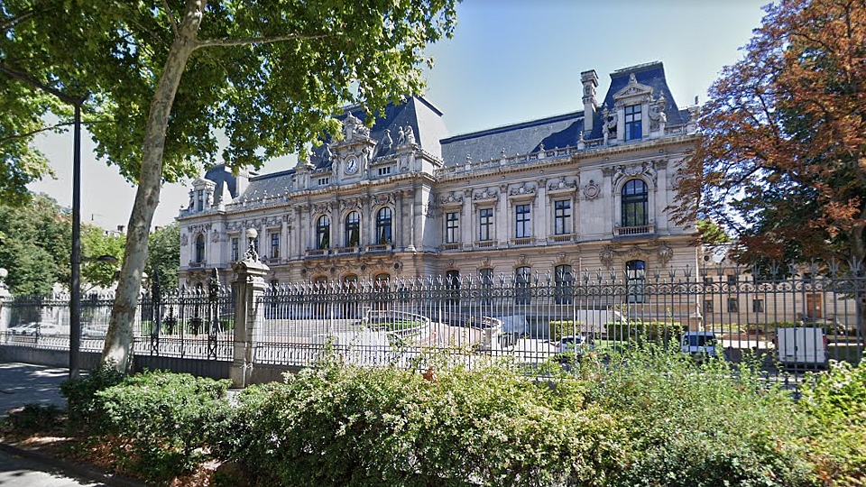 Lyon : après avoir sauvé un commerçant des flammes, un SDF reçoit un appartement et une médaille