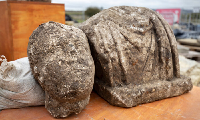 Des archéologues découvrent d&rsquo;anciennes statues romaines sous l&rsquo;église d&rsquo;un village normand en Angleterre