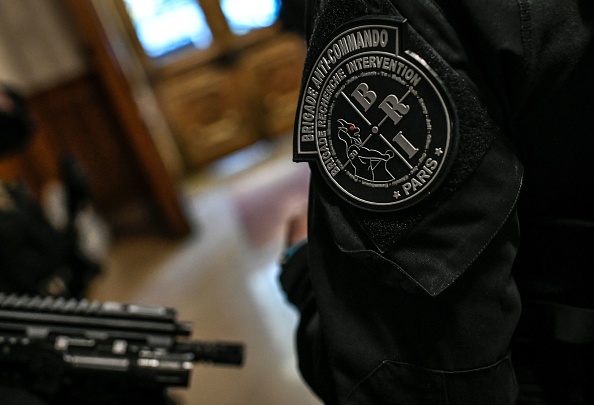 Paris : deux femmes prises en otage par un homme muni d&rsquo;une arme blanche