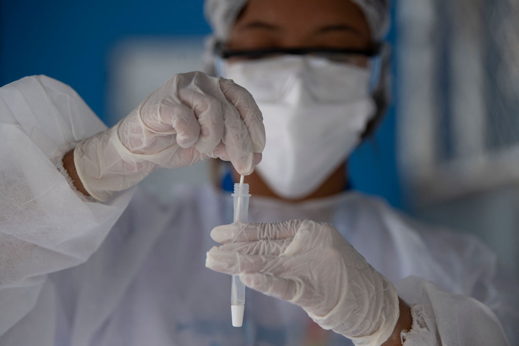 Le variant Omicron semble entraîner une forme moins grave de Covid-19