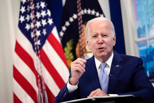 Biden signe un projet de loi interdisant les importations de produits chinois provenant du travail forcé
