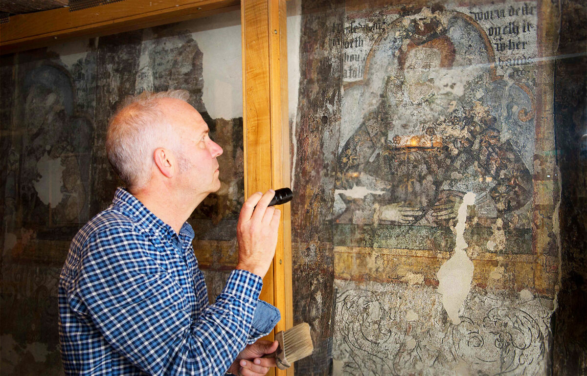 Des peintures murales élisabéthaines « incroyablement rares » du 16e siècle trouvées dans un pub en Angleterre