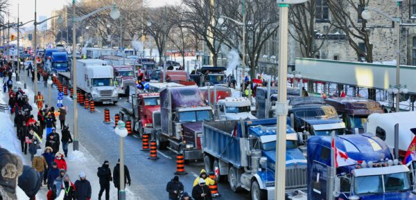 L&rsquo;ingérence du gouvernement touche à sa fin : après Ottawa, le convoi massif de camions se dirige vers Washington