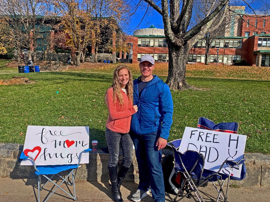 Un couple donne 600 « câlins de papa et maman » sur un campus universitaire : ils sont submergés par la bonté de Dieu