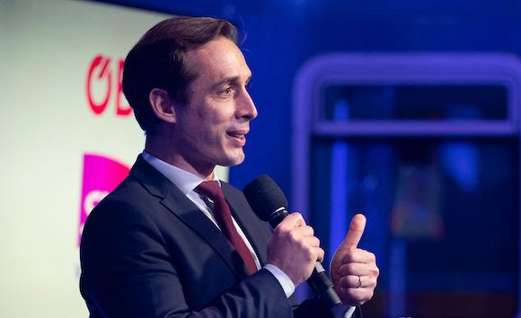 On peut manger et boire « rapidement » dans les transports, assure Jean-Baptiste Djebbari