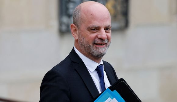 Écoles : Jean-Michel Blanquer a dévoilé le protocole sanitaire depuis Ibiza, révèle Mediapart