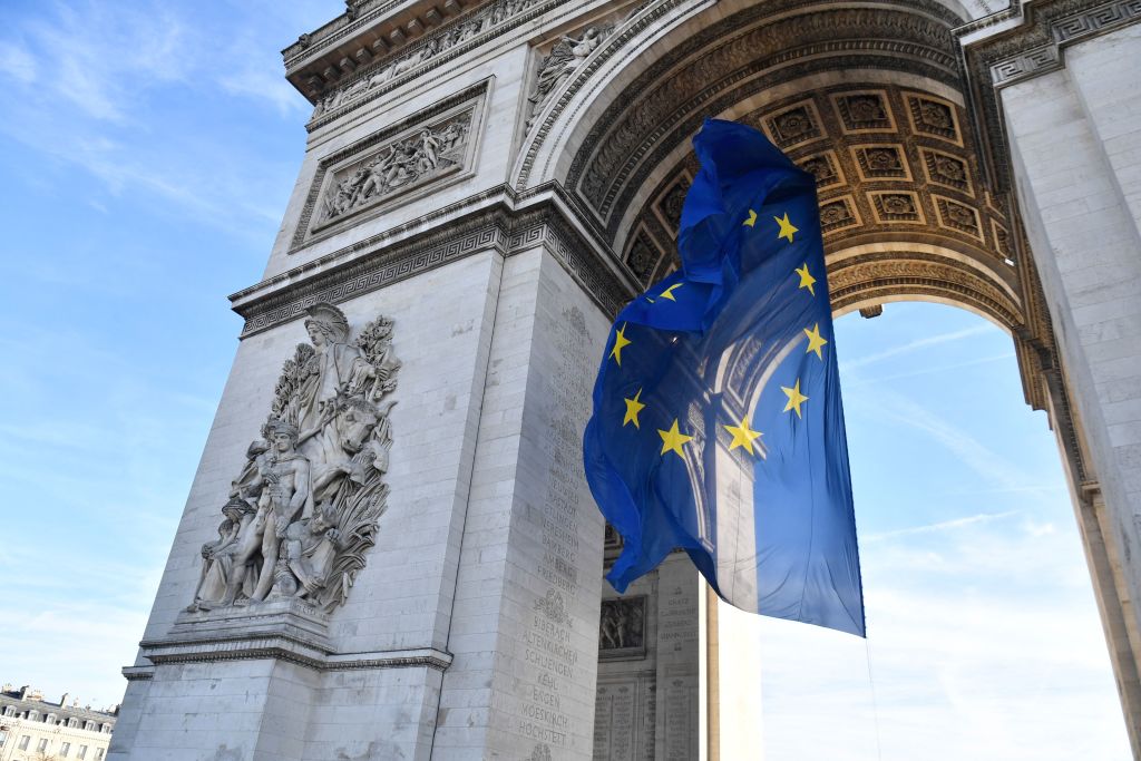 Le drapeau européen sous l&rsquo;arc de Triomphe a été retiré