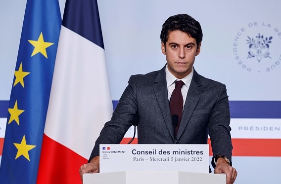 « Qui emmerde la vie de qui aujourd&rsquo;hui ? Gabriel Attal défend les propos d&rsquo;Emmanuel Macron sur les non-vaccinés