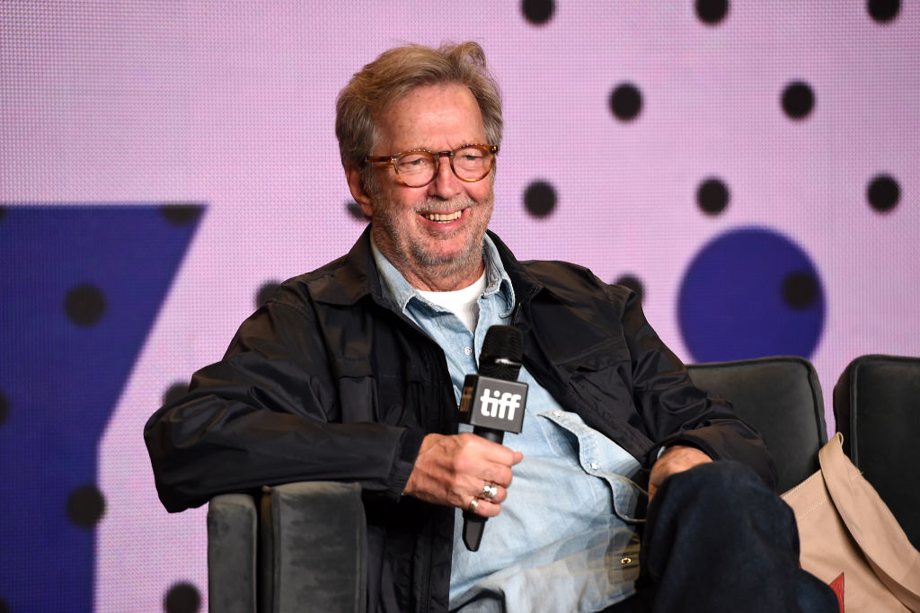 Eric Clapton: « Les personnes qui vont se faire vacciner sont sous l’emprise d&rsquo;une hypnose de masse »