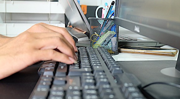 Télétravail : Élisabeth Borne va demander du « pragmatisme » à l&rsquo;Inspection du travail