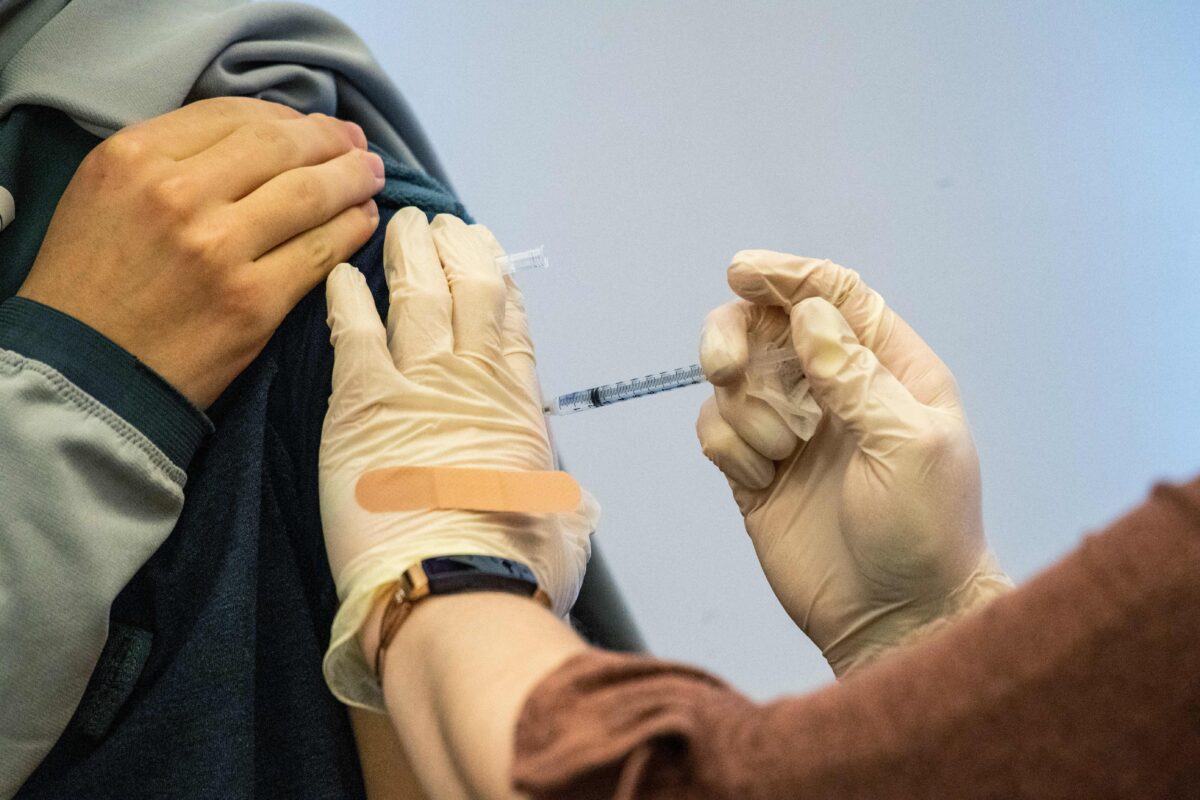 Les inflammations cardiaques post-vaccinales sont plus importantes chez les jeunes hommes, et probablement sous-estimées, selon une étude des CDC