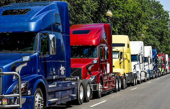 Obligation vaccinale au Canada : des dizaines de milliers de camionneurs se rendent à la frontière canado-américaine