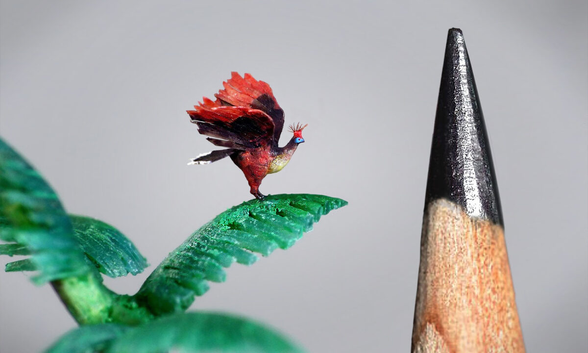 Un artiste en microsculpture utilise un microscope pour sculpter des oiseaux, des animaux et des structures incroyablement minuscules, plus petites qu&rsquo;une tête d&rsquo;épingle