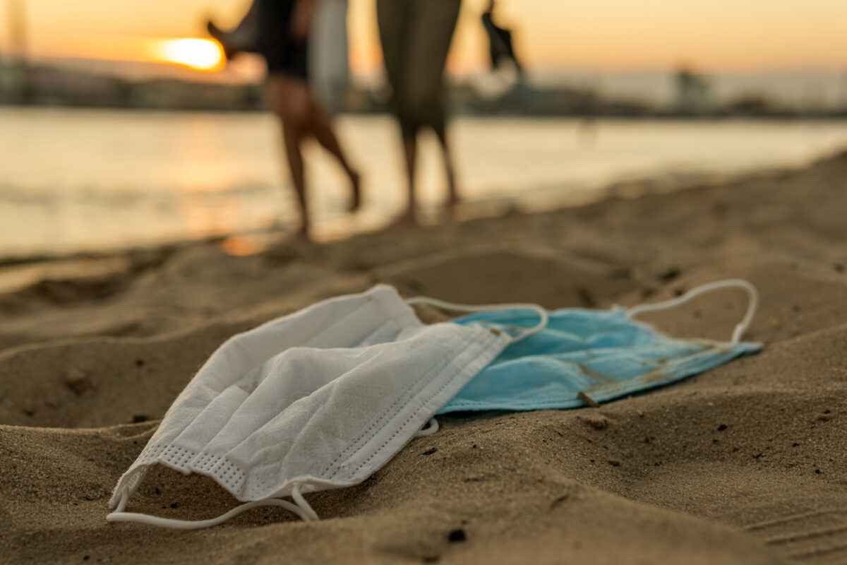 Les experts de la santé admettent que le port de masques en plein air est inefficace