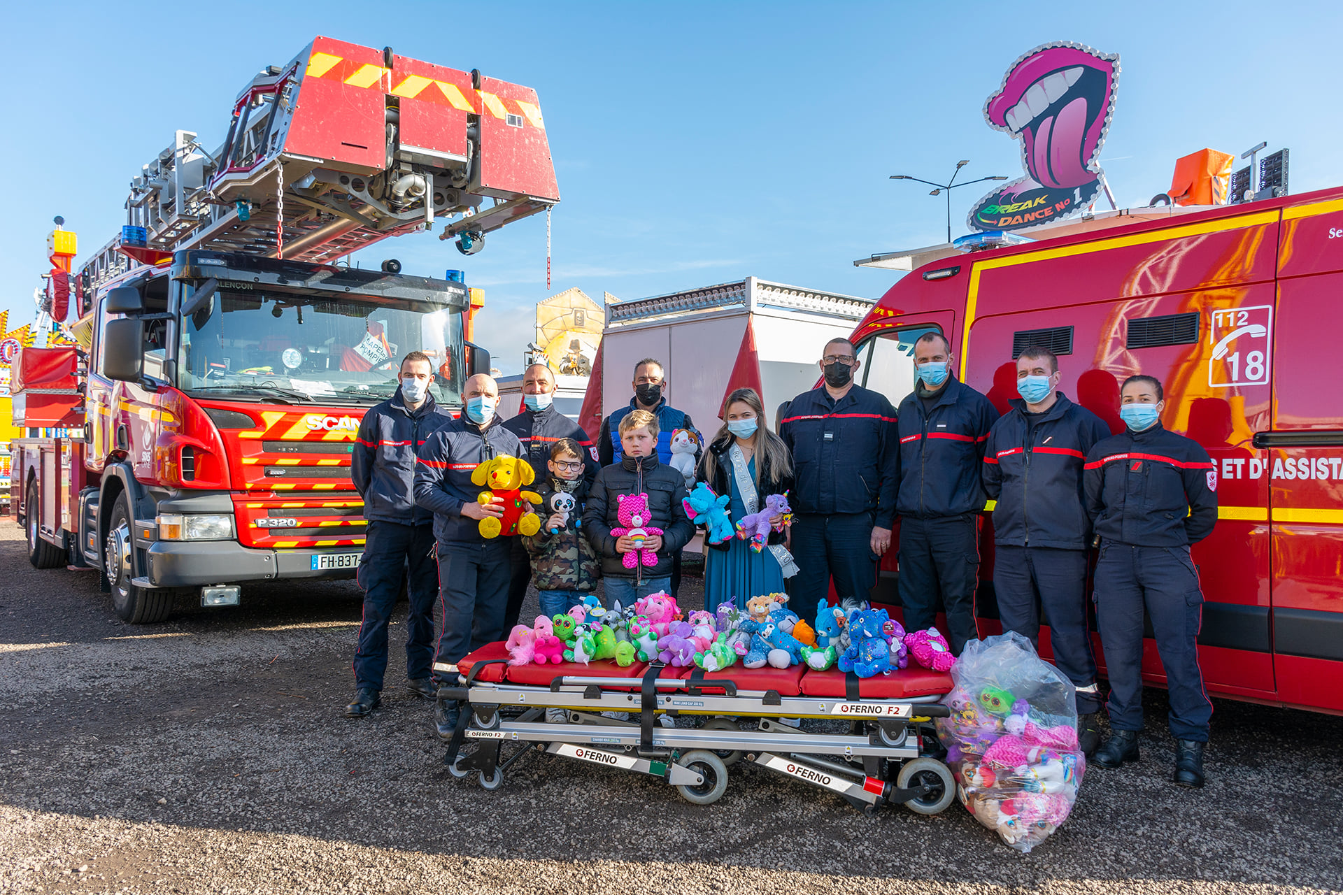 « Ça réconforte les enfants » : Les forains d&rsquo;Alençon offrent des peluches aux pompiers destinés aux enfants secourus
