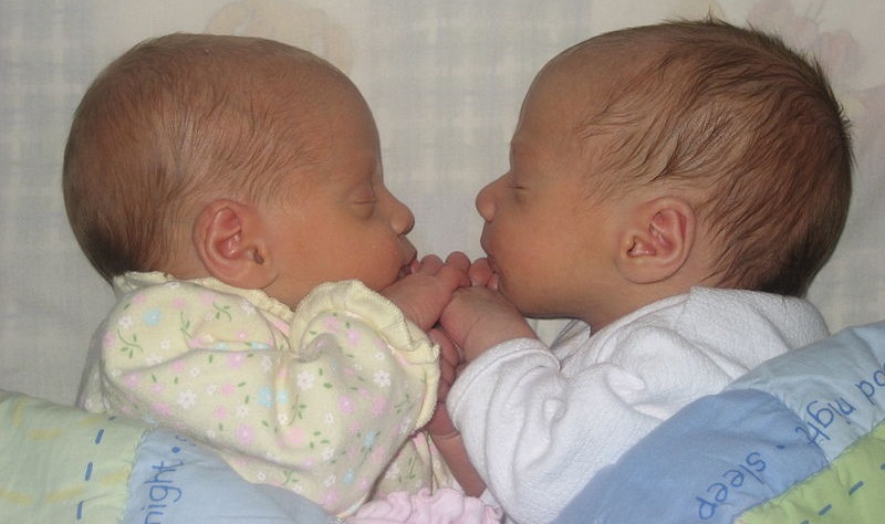 Des jumeaux nés le 22/02/2022 après 22h gagnent 22 ans de ski aux Deux Alpes