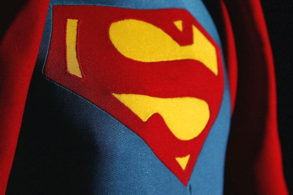 Chute des ventes du nouveau Superman pro-migrants et bisexuel aux États-Unis