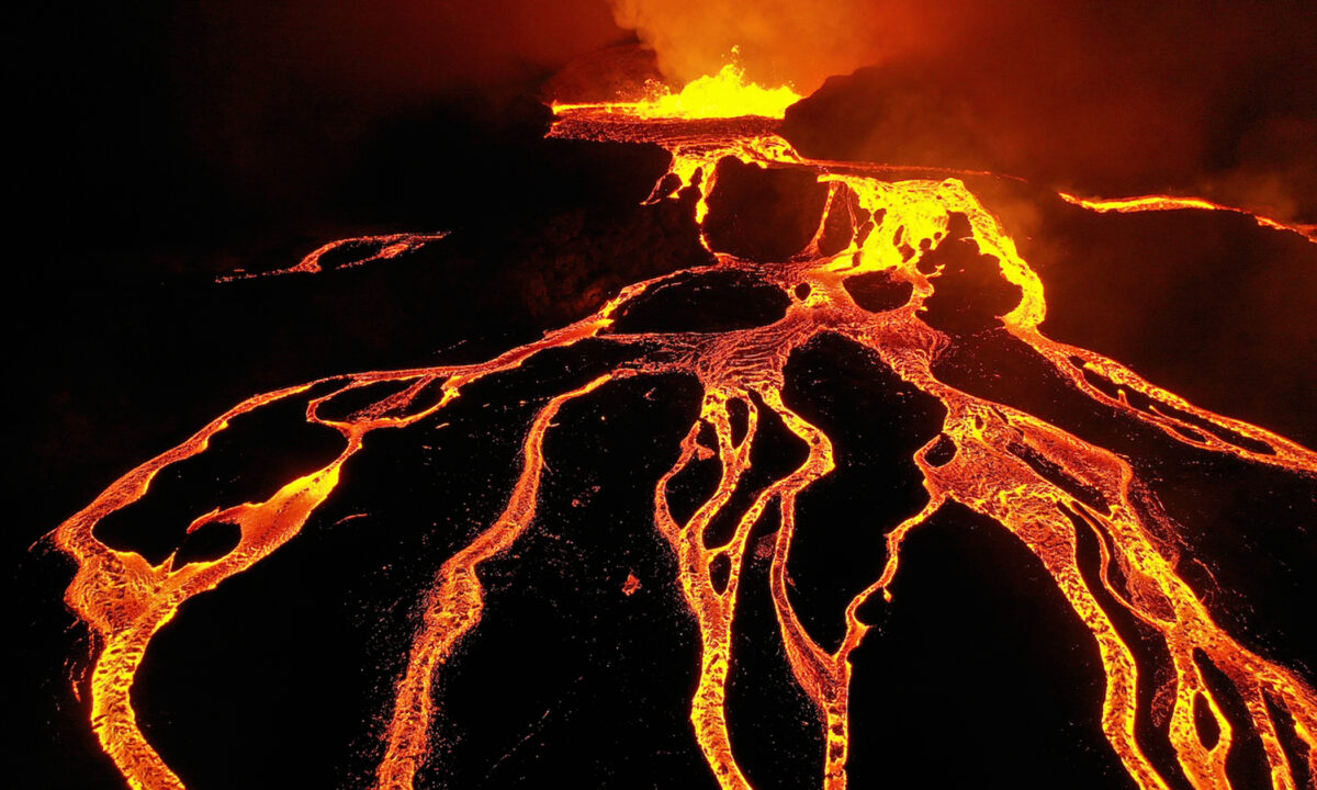 Un photographe capte l&rsquo;éruption d&rsquo;un volcan islandais endormi depuis 800 ans