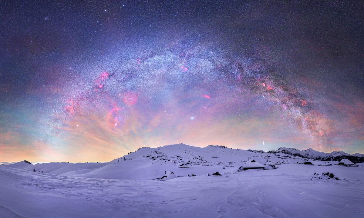 Portraits nébuleux de la Voie lactée dans des paysages hivernaux merveilleux capturés par un astrophotographe en Slovénie