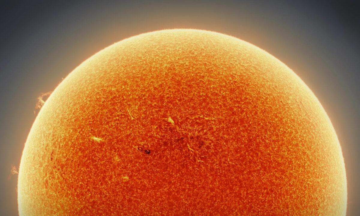 Un astrophotographe réalise une « mosaïque » solaire à haute résolution en utilisant plus de 300.000 clichés d&rsquo;un télescope dans sa cour