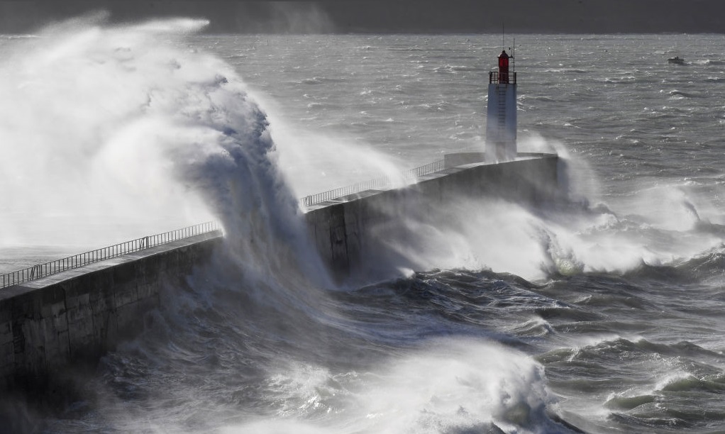 Saint-Malo sous la tempête : une nouvelle vidéo par drone d&rsquo;Easy Ride dévoile de sublimes et impressionnantes vagues