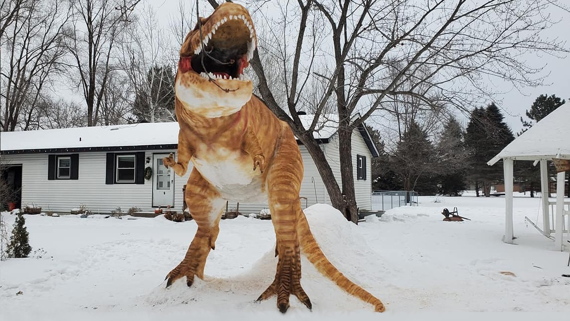 Découvrez la sculpture d&rsquo;un énorme dinosaure T-Rex en neige