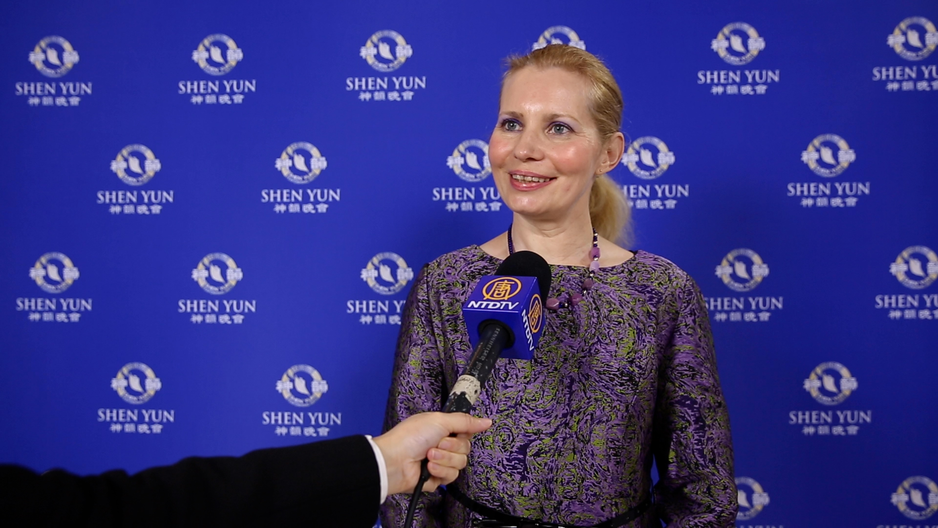 « Je suis partie dans l&rsquo;Empire céleste de la Chine d&rsquo;avant », s&rsquo;enthousiasme une professeure d&rsquo;économie à propos de Shen Yun