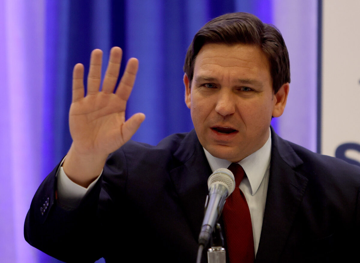 Ron DeSantis proclame la nageuse Emma Weyant gagnante dans sa catégorie aux dépens de Lia Thomas, un homme biologique