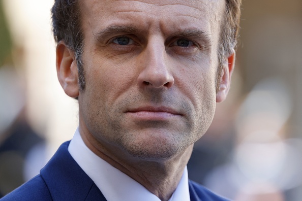 Emmanuel Macron utilise ses comptes officiels de président pour sa campagne, bien que les règles le lui interdisent