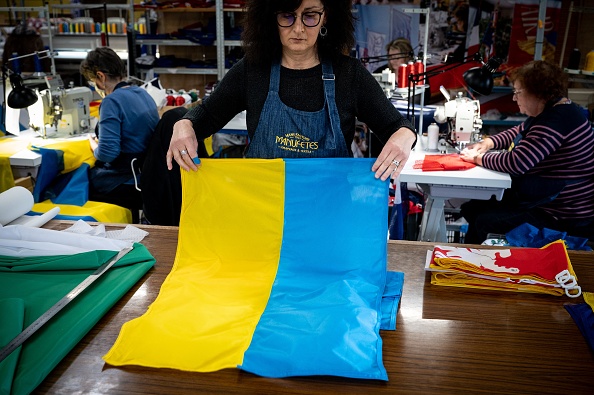 Guerre en Ukraine : la demande de drapeaux bleu et jaune en forte hausse en France, des fabricants submergés