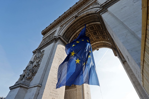 Le drapeau européen de nouveau sous l&rsquo;Arc de Triomphe pour le sommet de l&rsquo;UE à Versailles