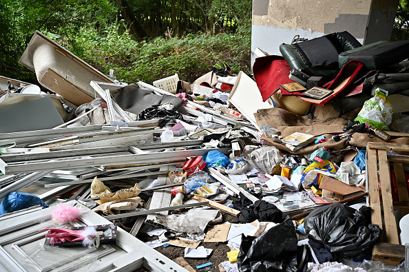 Oise : il jette ses déchets en pleine nature, le maire retrouve son adresse dans les cartons et les lui renvoie