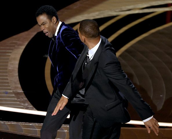 Vidéo – Cérémonie des Oscars 2022 : Will Smith gifle violemment Chris Rock sur scène