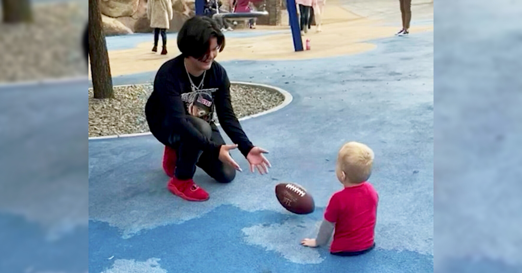 L’adorable moment où un adolescent invite un bambin sans jambes à participer à son jeu de balle