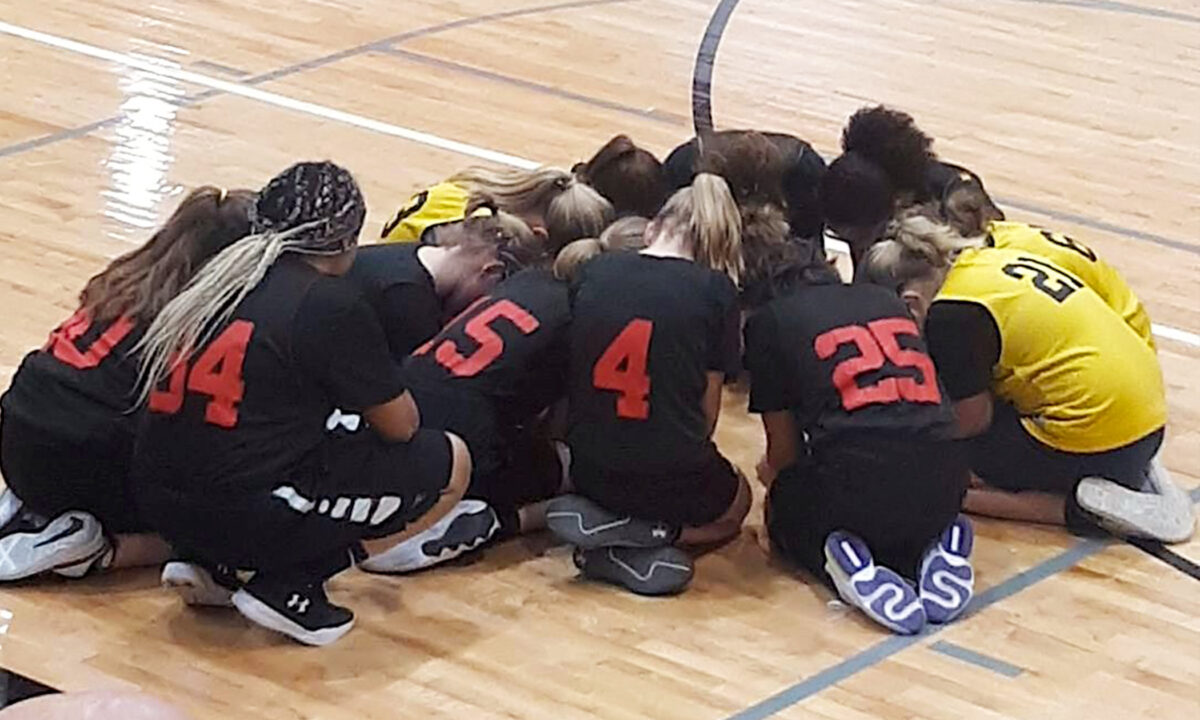 Deux équipes adverses de jeunes basketteuses prient ensemble pour le grand-père d&rsquo;une joueuse faisant un malaise pendant le match