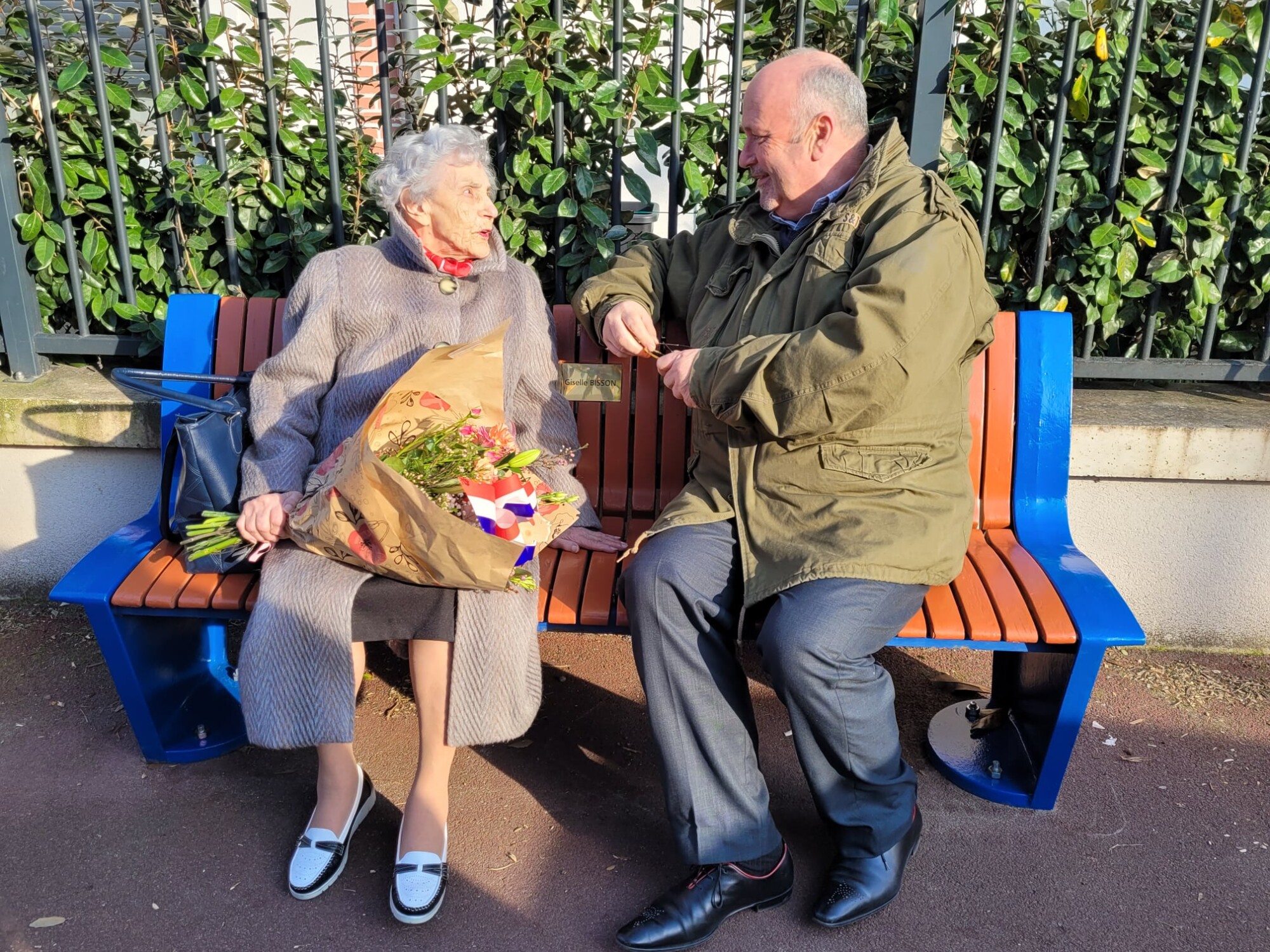 Un village normand installe un banc pour que Gisèle, 101 ans, puisse continuer à sortir faire ses courses