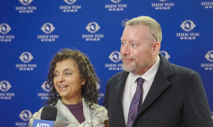 Pour une psychologue, Shen Yun nous remplit “d’amour et de joie”